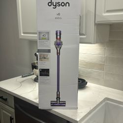 Dyson V8 Vacuum 