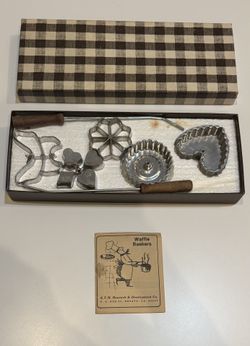Vintage Waffle Baekers / Waffle Makers Set – In Original Box
