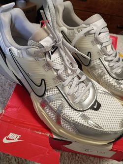 Nike Low-Top Sneakers White Silver Mens 9 and half Women's 11