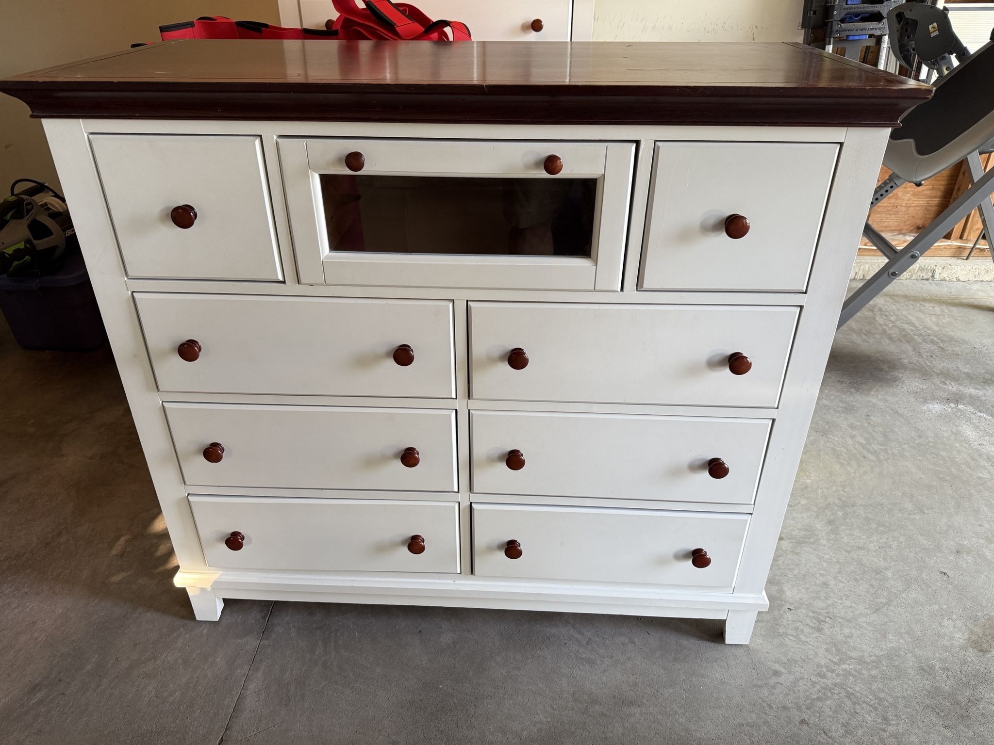 Vaughn Bassett 5 Piece Bedroom Set