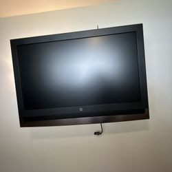 Westinghouse Flat-Screen TV with Remote & Wall Mount – Great Condition!