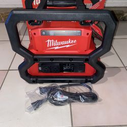 Milwaukee M18 18V Lithium-Ion Cordless 3600-Watt/1800-Watt Battery Powered Power Supply