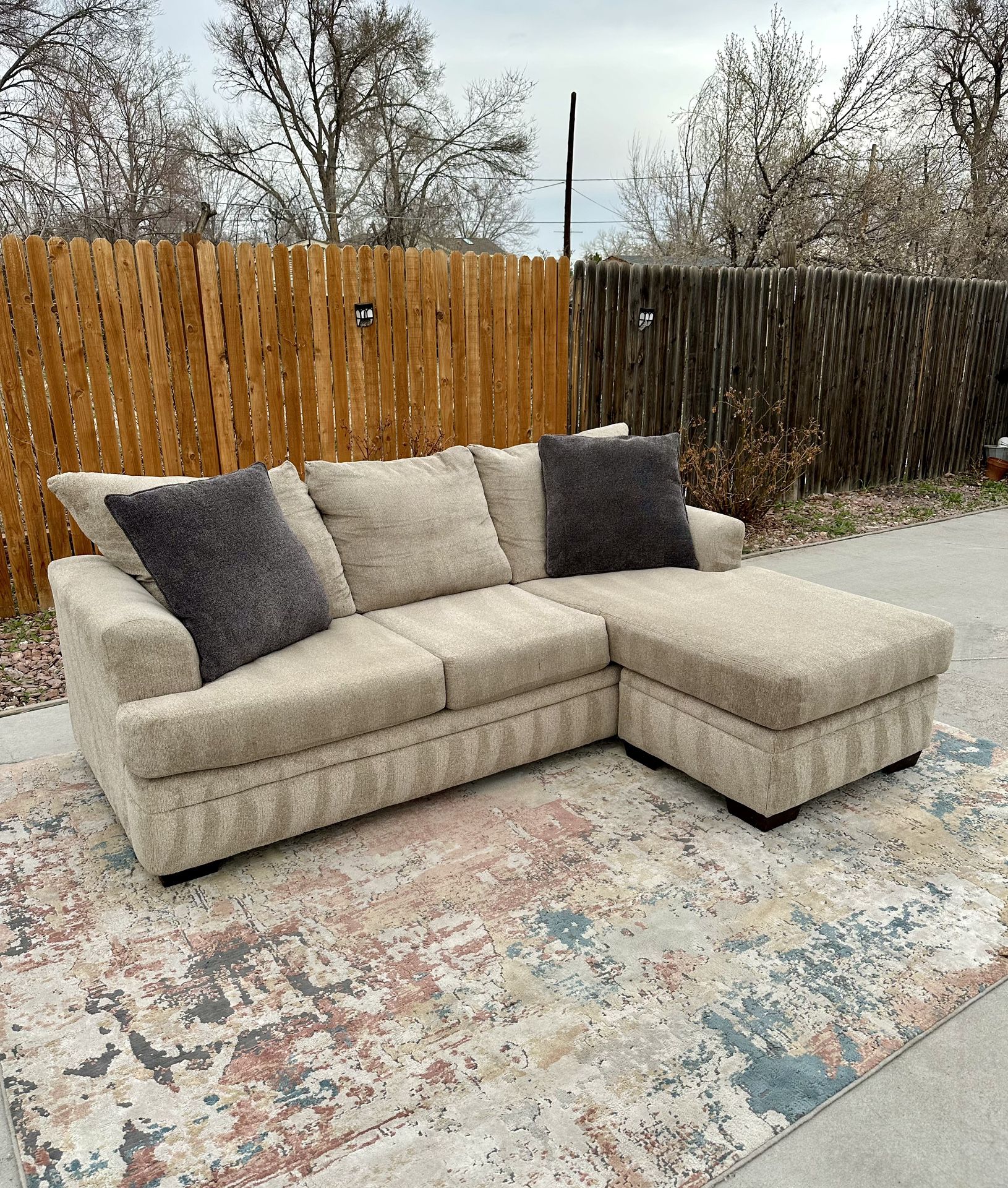🚚 FREE DELIVERY ! Beautiful Beige Sectional Couch w/ Chaise