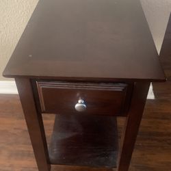 Good Quality Matching Wood Accent Side Table End Table ( Ashley Furniture Store) Good Condition 