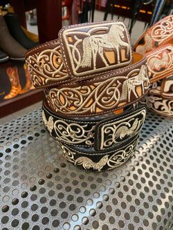 Cinturones de piel bordados