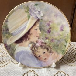 1997 Avon Mother’s Day Plate “Tender Moments” by  Helene Leveiller