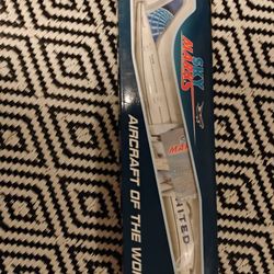 SKYMARKS (SKR1054) UNITED 777-300 1:200 SCALE MODEL W/GEAR & STAND 