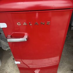 GALANZ  3.5 cu. ft. Mini Fridge.