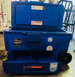 Ninja FrostVault 65 Cooler w 2 Ice Packs Like New