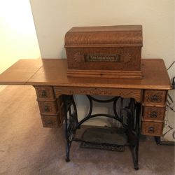 1900 Antique Sewing Machine With Accessories 