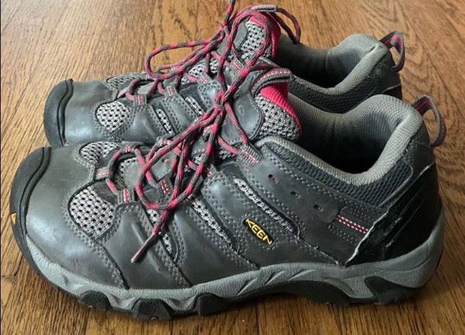 KEEN HIKING SHOES