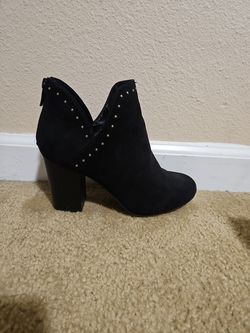 Blk V cut bootie w/stud