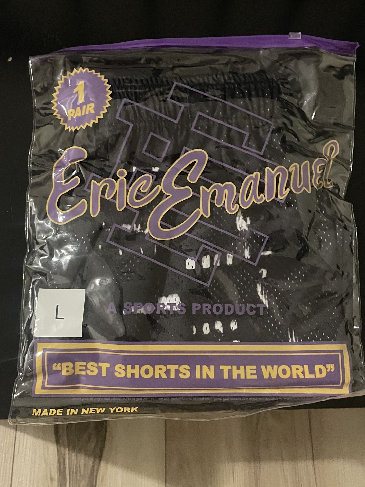 ERIC EMANUEL BASIC NY SKYLINE SHORTS (SIZE LARGE)