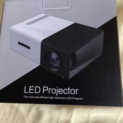 LED PROJECTOR . NEW In BOX ! 