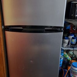 Frigidaire 7.5 Cu. ft. Refrigerator, Platinum Series, Standard Door Style - Stainless Look