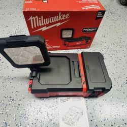 🔥 Flood Light with USB-Charging Milwaukee M12 PACKOUT