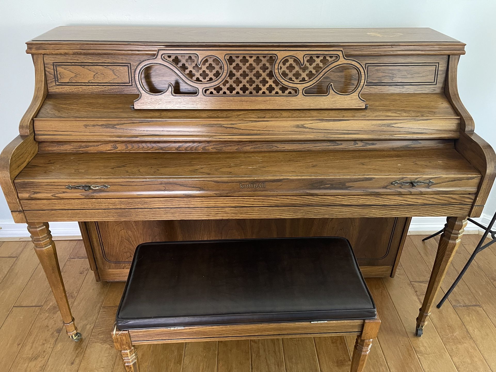 Piano (upright).