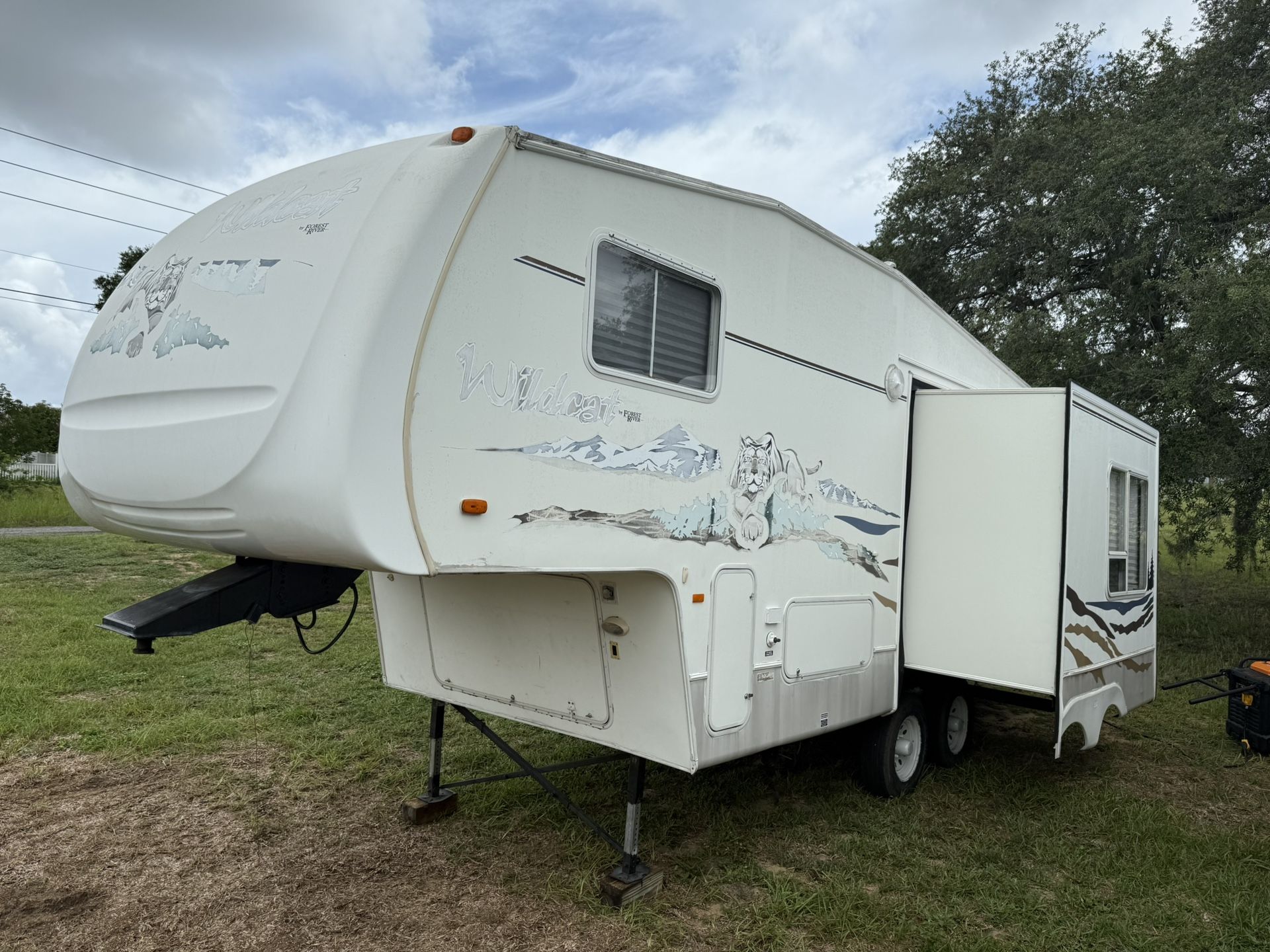 2004 Keystone Wildcat 24ft Fifth Wheel