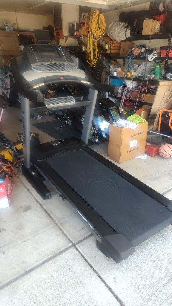 NORDICTRACK COMMERCIAL 1750 TREADMILL ( EXCELLENT CONDITION & DELIVERY AVAILABLE TODAY)