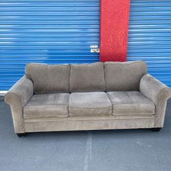 Gray Couch 🛋️ / Delivery available 🚚