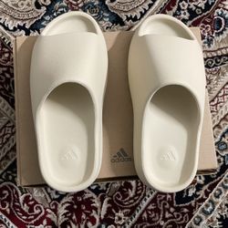 Adidas Yeezy slides men’s size 8 