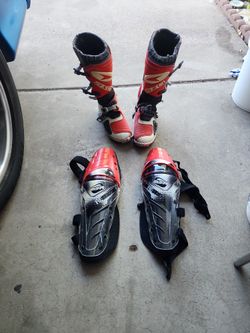 Riding Boots And Knee Pads 