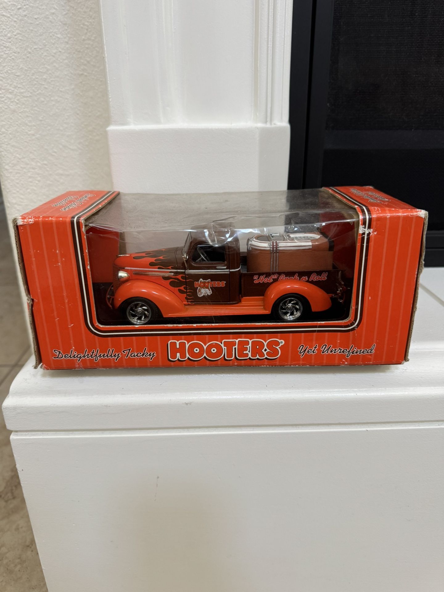 $75 1939 CHEVY PICKUP TRUCK 1:25 Scale HOOTERS RESTAURANT'S BANK LIBERTY CLASSICS E