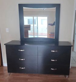 Dressor/mirror with nights stands