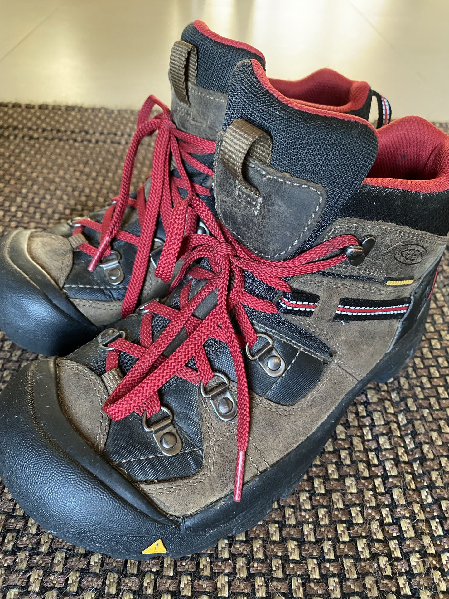 Size 4 Keen; Youth/Boys Winter Boots