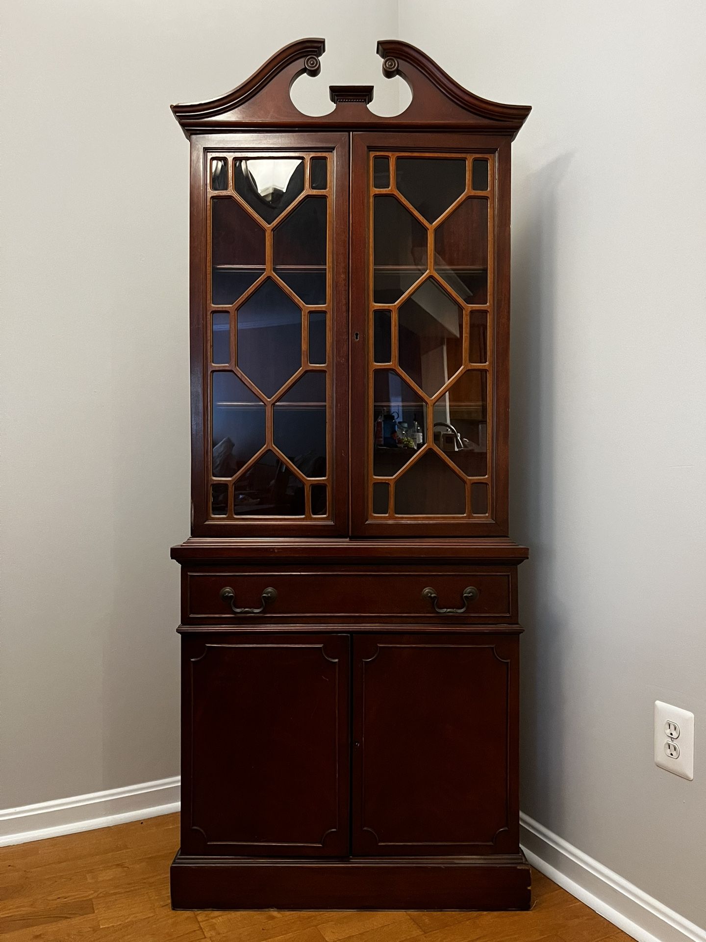 Corner Hutch