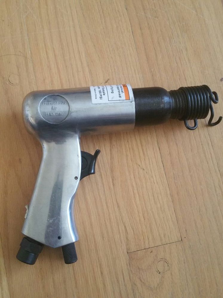 1/2 CENTRAL PNEUMATIC 47868 HEAVY DUTY AIR HAMMER WITH CHISELS