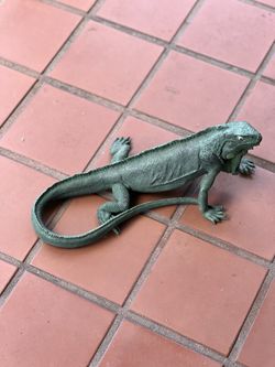 Indoor/outdoor Statue