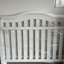 Baby Crib With Mattress 