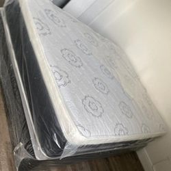 NEW QUEEN PILLOW MATTRESS AND BOX SPRING 2pcs