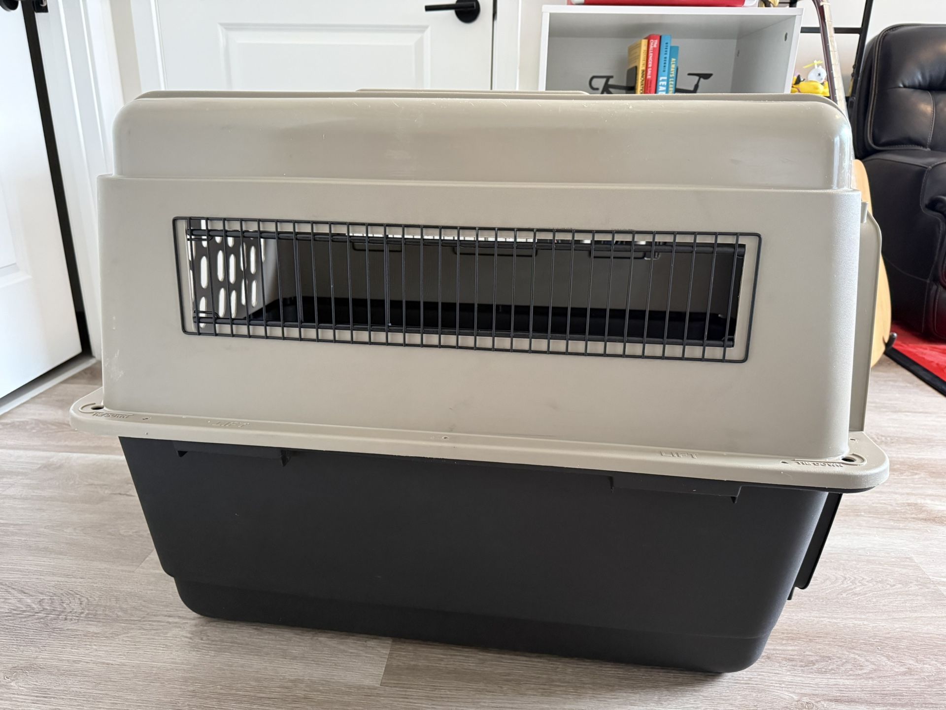 Large Dog Travel Kennel – Excellent Condition (36x25”)