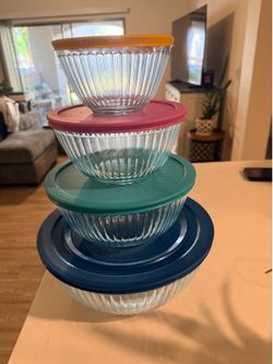 8 Piece Pyrex Glass Bowl Set with lids