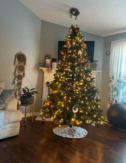 Large Pre-Lit Artificial Christmas Tree