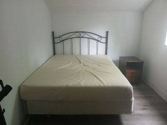 Queen mattress with metal frame
