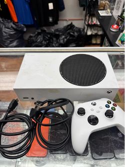 XBOX Series S (512GB) with wires and controller