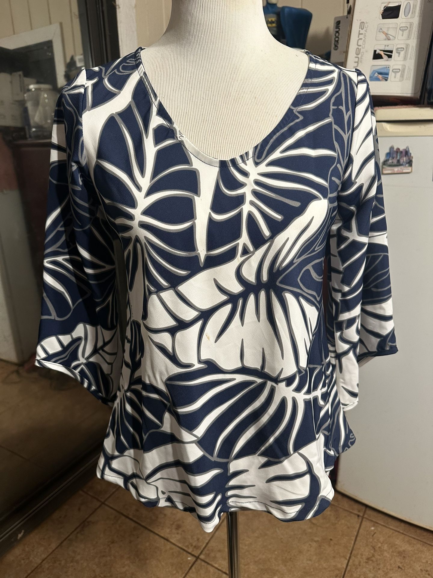 PreOwned Manuhealii Blouse Blue/White Hawaiian Print  Women's Small