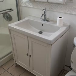 Bathroom sink and Mirror