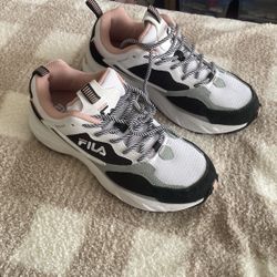FILA tennis Shoes