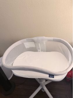 Swivel Halo bassinet and mattress