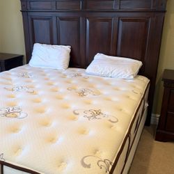 Thomasville King Size Bed And 2 Nightstands 