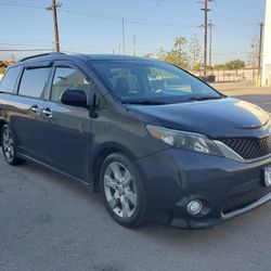 2014 Toyota Sienna SE Clean Title