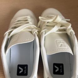 veja white sports shoes