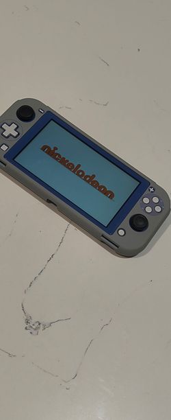Nintendo Switch Lite Comes With a SD 128 gb Card Included
