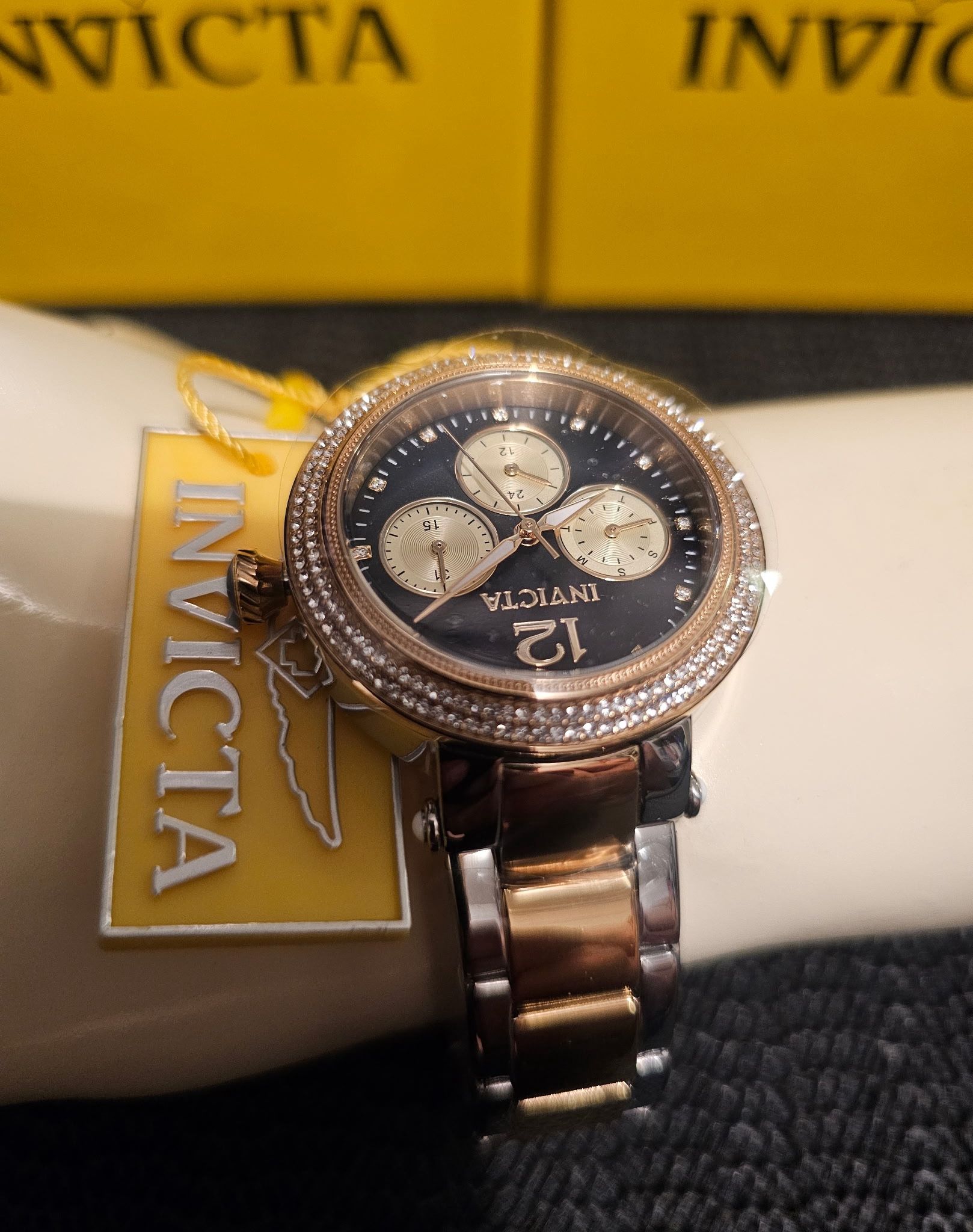 WOMEN'S NEW NICE LUXURY GOLD & SILVER-TONE AUTHENTIC INVICTA CHRONOGRAPH WATCH.