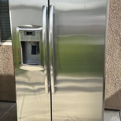 GE Stainless Steel Fridge 22.7 Cu ft