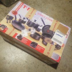 17 pc Cookware Set